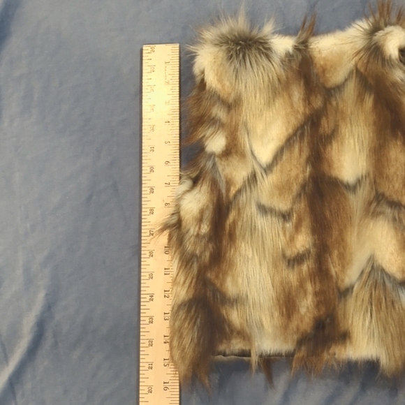 ECU: Like New Girls Faux Fur Vest - Picture 8 of 12